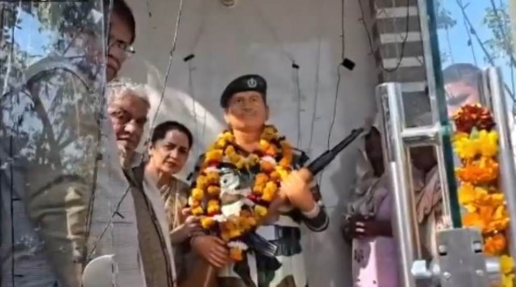 Panchayat Minister Krishan Lal Panwar and National Secretary Om Prakash Dhankhar inaugurated the statue of Shaheed Karan Singh